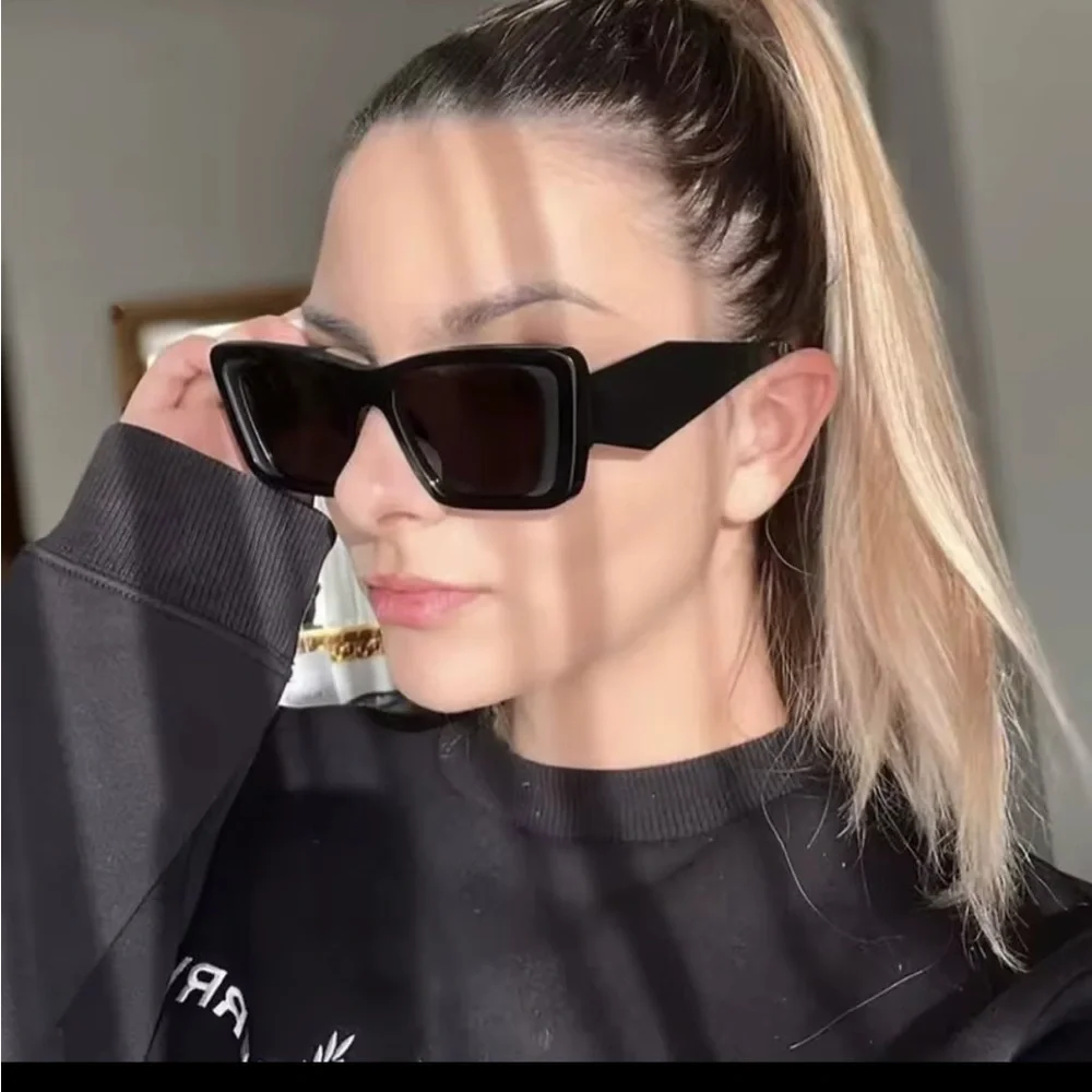Black oversized retro cat eye sunglasses